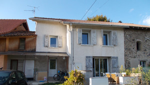 Visite d’une maison en pisé à Crachier
