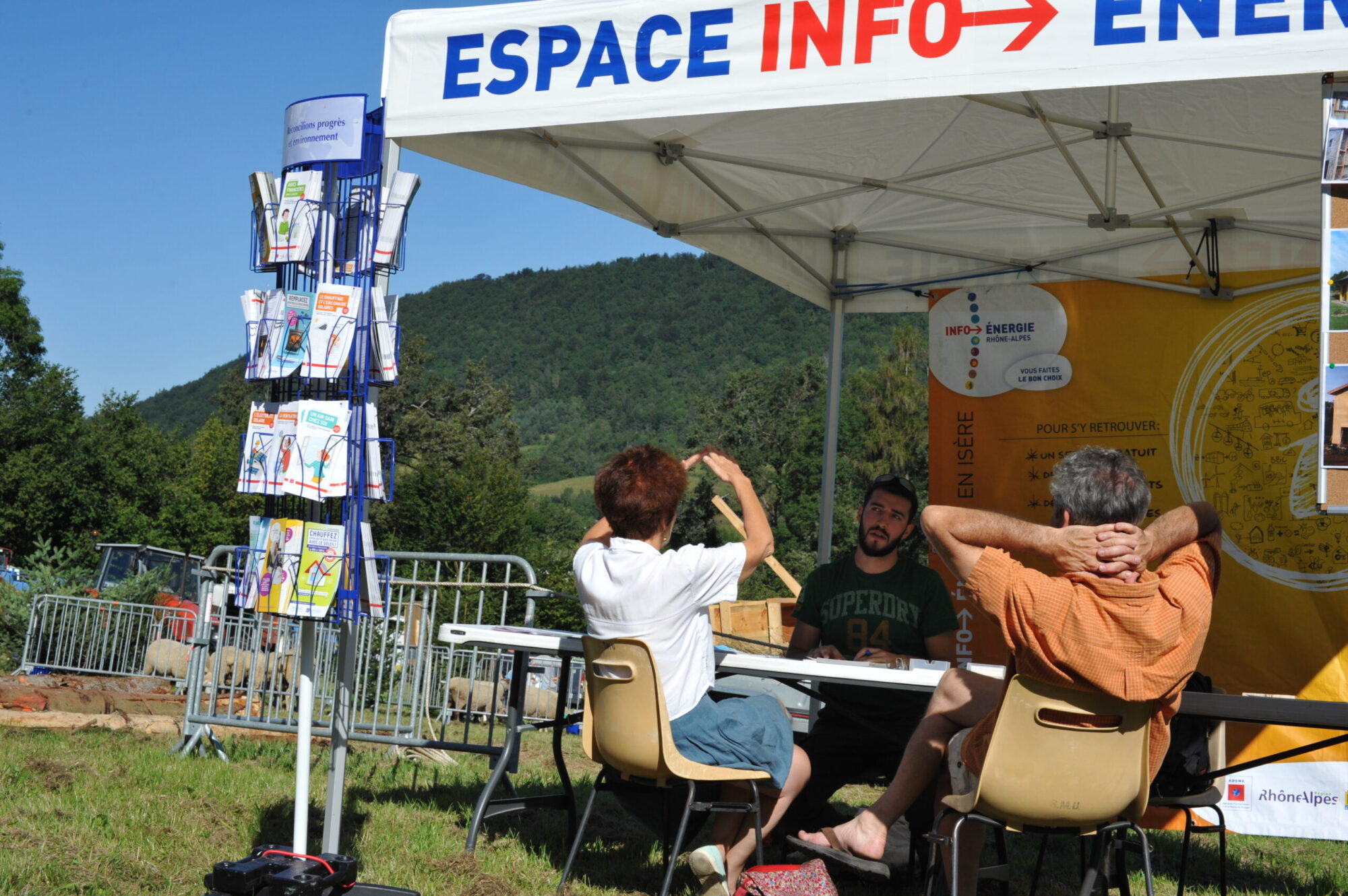 Stand Info Énergie au marché de Pont-Evêque