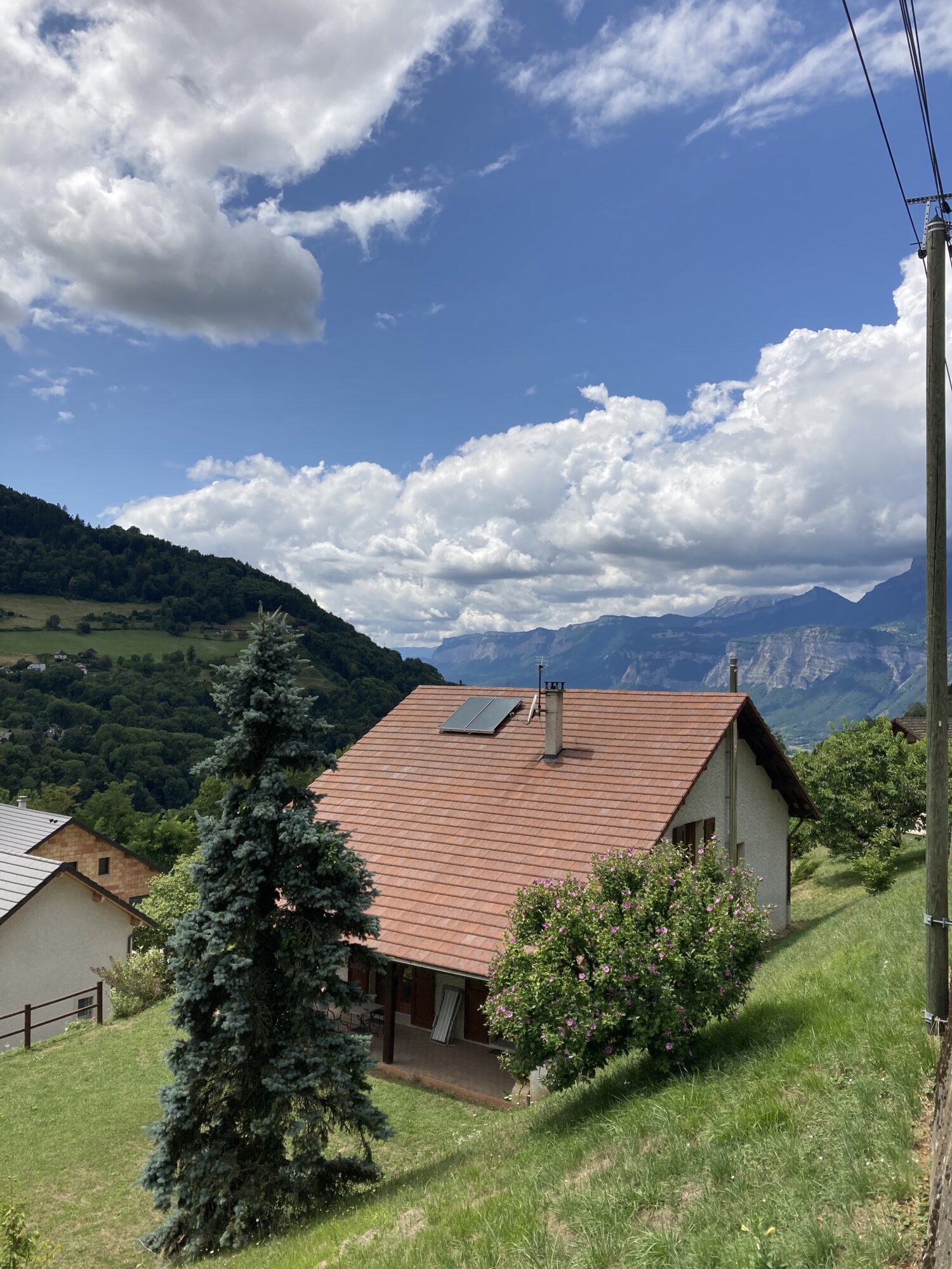 Rénovation par étapes d’une maison des années 1990 à Theys