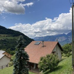 Rénovation par étapes d’une maison des années 1990 à Theys