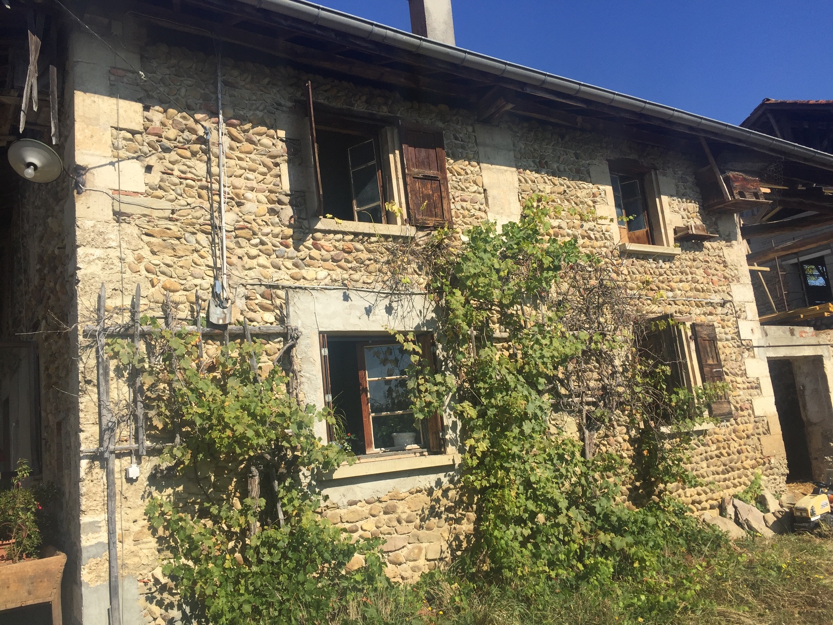 Visite de site à Chevrières : Rénovation d’une maison en galets et pisé